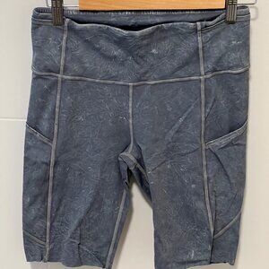Lululemon align Shorts  - Blue and white  - Body: 81% Nylon,  19% Lycra Elastane